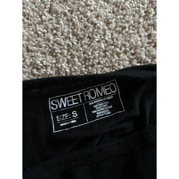 Black long sleeve top with thumb holes - Picture 2 of 2